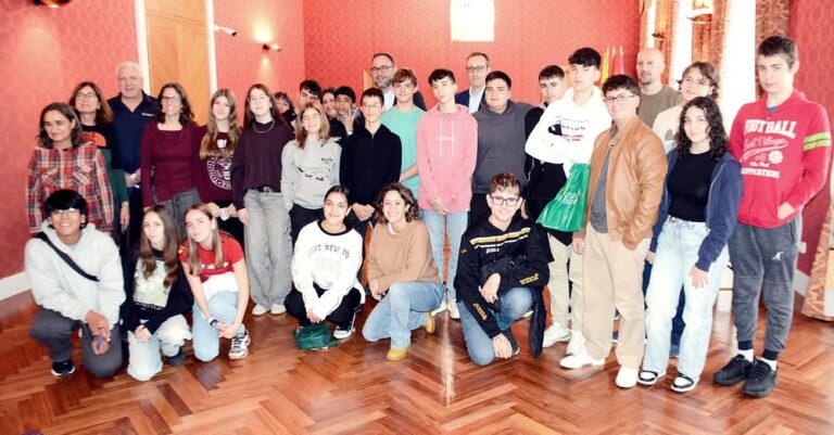 Alcalde Javier Navarro da la bienvenida al programa ‘El Cónclave’ en el Ayuntamiento a alumnos y profesores