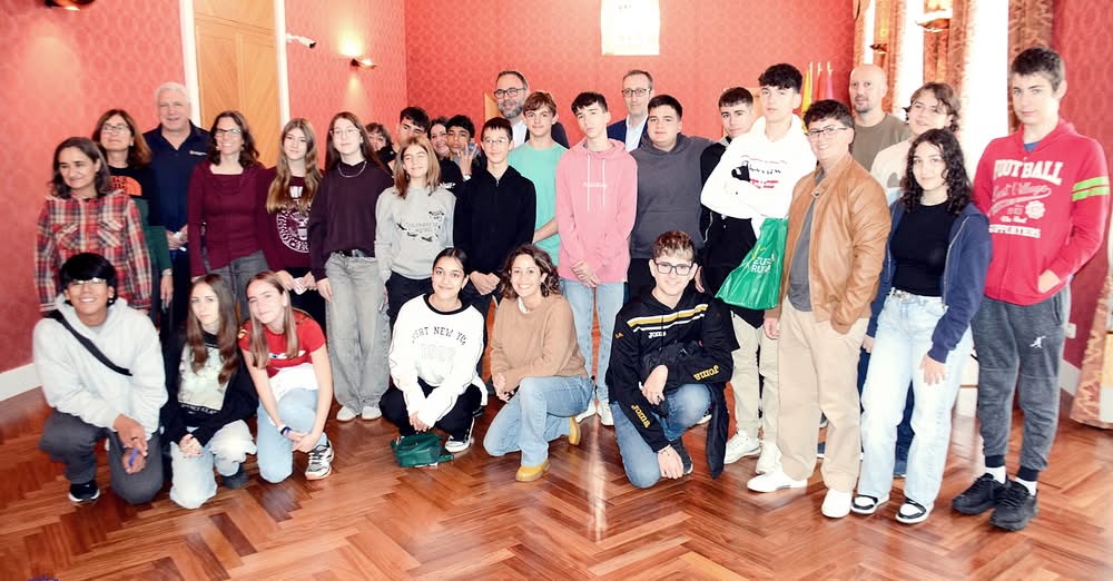 Alcalde Javier Navarro da la bienvenida al programa ‘El Cónclave’ en el Ayuntamiento a alumnos y profesores