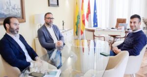 Alcalde Javier Navarro sostiene reunión clave con Sergio Blanco, cabeza de Bodegas Dinastía, líder en el sector agroalimentario