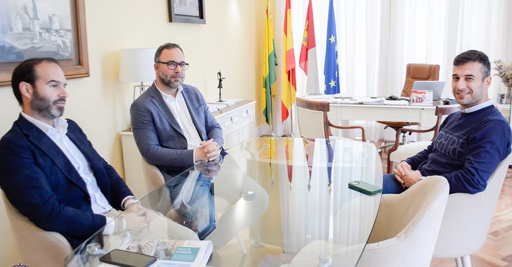 Alcalde Javier Navarro sostiene reunión clave con Sergio Blanco, cabeza de Bodegas Dinastía, líder en el sector agroalimentario