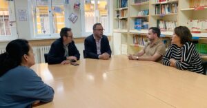 Alcalde Navarro Ofrece Ayuda del Gobierno Local para Atender Necesidades del Colegio Carmelo Cortés