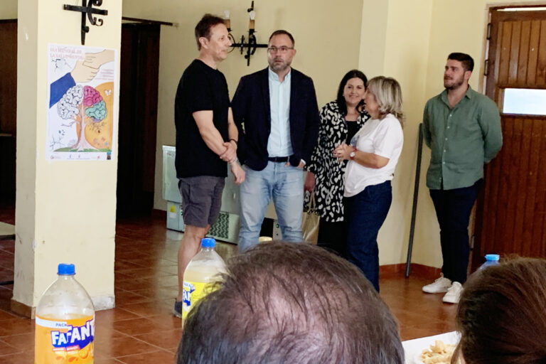 El Alcalde de Tomelloso, Javier Navarro, Apoya a la Asociación Salud Mental Tomelloso – Puertas Abiertas en su Actividad del Martes