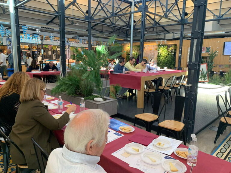 El V Concurso Nacional de Catadores de Queso se celebra en el Mercado de Abastos durante la muestra alimentaria Tomel El V Concurso Nacional de Catadores de Queso se celebra en el Mercado de Abastos durante la muestra alimentaria Tomel