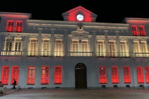 Iluminación Especial en el Ayuntamiento de Tomelloso: Un Tributo Iluminado con los Colores de la Banda de España este Fin de Semana