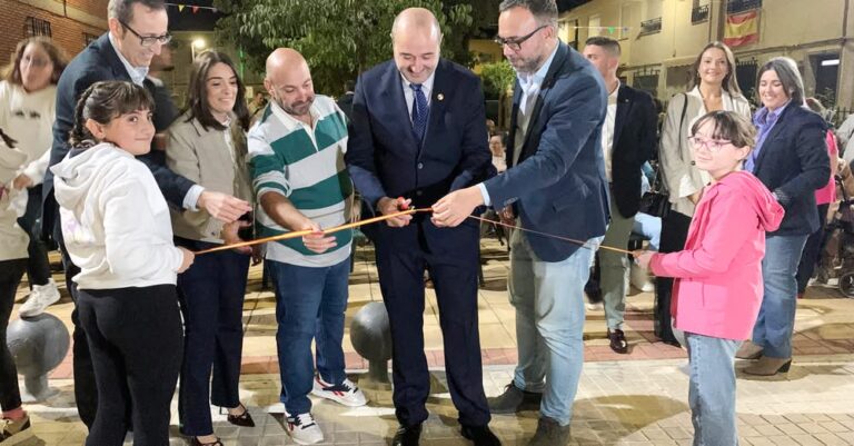 Iniciación de las Festividades del Barrio del Pilar: Un Emotivo Pregón de Pedro García Ocaña Añade Sentimiento a la Ceremonia del Corte Tradicional de Cinta