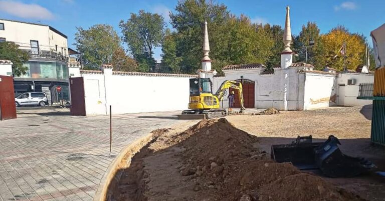 Inicio de las Renovaciones para Mejorar la Accesibilidad en la Entrada del Estadio Municipal Paco Gálvez Inicio de las Renovaciones para Mejorar la Accesibilidad en la Entrada del Estadio Municipal Paco Gálvez