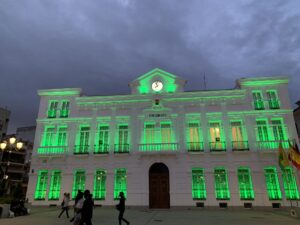 La Fachada del Ayuntamiento se viste de verde para conmemorar el Día Nacional de la Artritis Reumatoide este 1 de Octubre