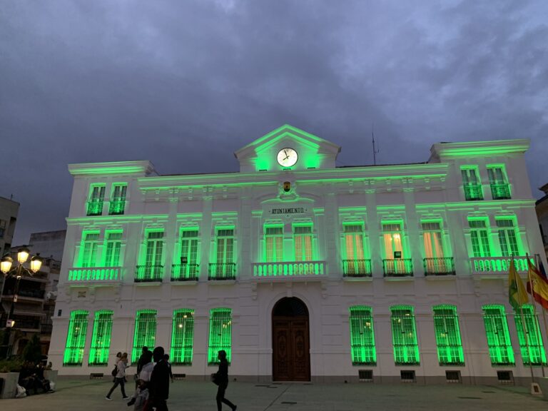 La Fachada del Ayuntamiento se viste de verde para conmemorar el Día Nacional de la Artritis Reumatoide este 1 de Octubre
