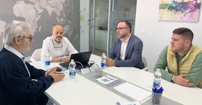 Navarro elogia el espíritu emprendedor de Tomelloso y su búsqueda innovadora de oportunidades de negocio Navarro elogia el espíritu emprendedor de Tomelloso y su búsqueda innovadora de oportunidades de negocio