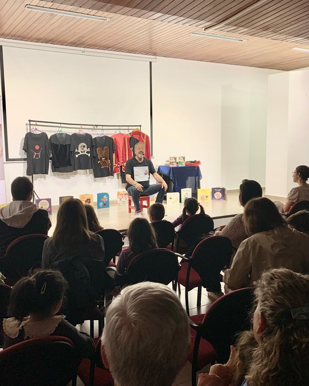 ¡Hoy en la Semana de las Bibliotecas de la Biblioteca Municipal! El Escritor y Cuentacuentos José Carlos Andrés ilumina Tomelloso con su talento