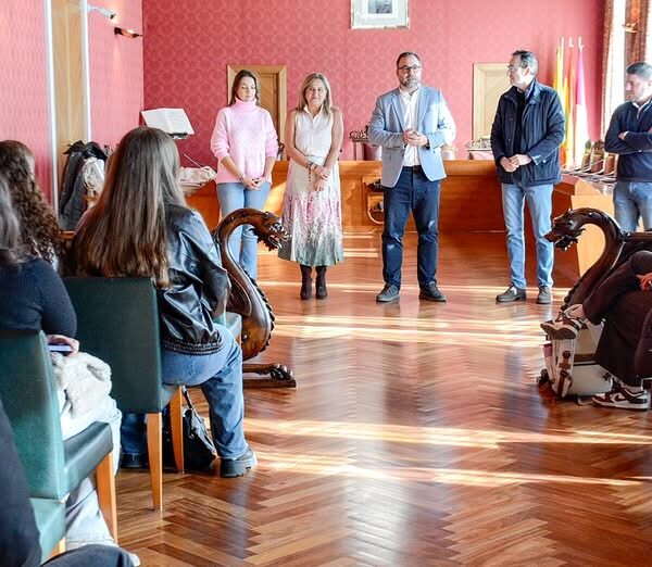 Alcalde Javier Navarro da la bienvenida a estudiantes y profesores del Instituto San Giovanni Bosco e Cennin en el Salón de Plenos