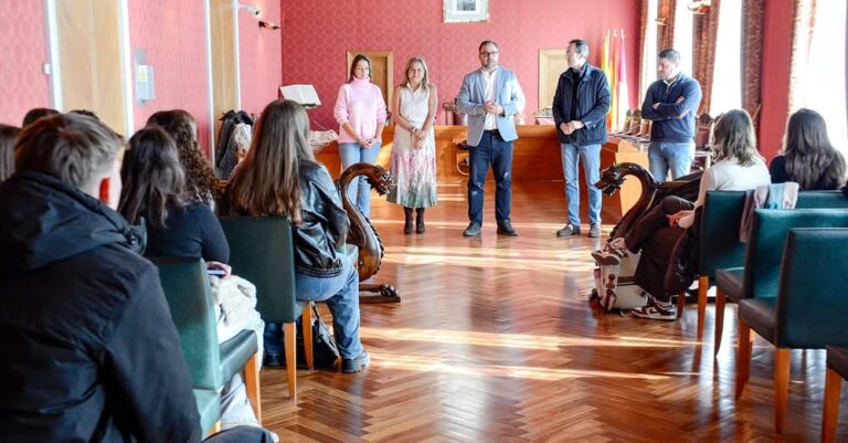 Alcalde Javier Navarro da la bienvenida a estudiantes y profesores del Instituto San Giovanni Bosco e Cennin en el Salón de Plenos