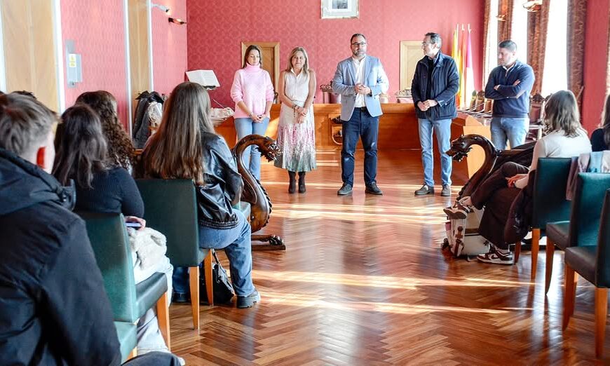 Alcalde Javier Navarro da la bienvenida a estudiantes y profesores del Instituto San Giovanni Bosco e Cennin en el Salón de Plenos