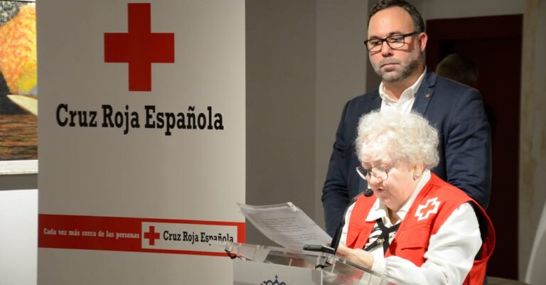 Celebrando la Creatividad: Exposición de Pintura Rinde Homenaje a las Alumnas Mayores de Cruz Roja