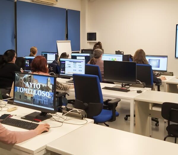 Curso de Diseño Gráfico con Canva para Trabajadores Municipales se Cierra Exitosamente en Tomelloso