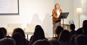 Emotivo Homenaje a las Víctimas en el 25N: Fundación Ceres Organiza Acto Conmovedor en el Salón de Actos de la Casa de Cultura