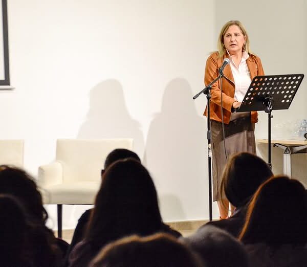 Emotivo Homenaje a las Víctimas en el 25N: Fundación Ceres Organiza Acto Conmovedor en el Salón de Actos de la Casa de Cultura