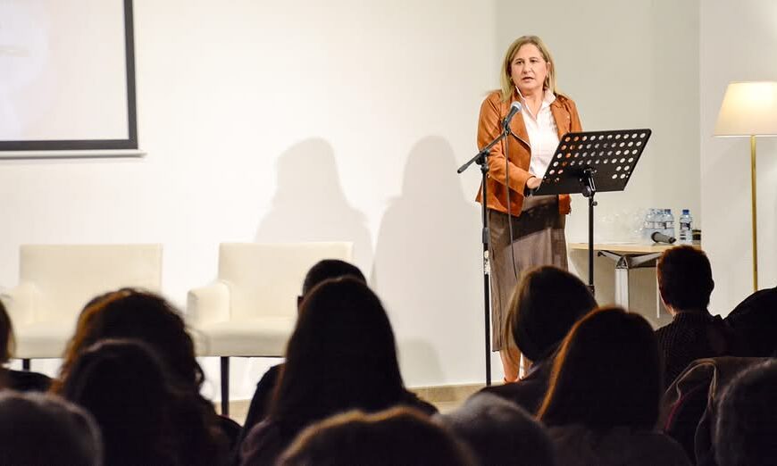 Emotivo Homenaje a las Víctimas en el 25N: Fundación Ceres Organiza Acto Conmovedor en el Salón de Actos de la Casa de Cultura