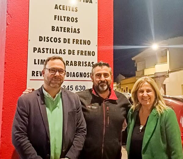 Inauguración de Olmedo Powerr Neumáticos: un nuevo taller de mecánica rápida promovido por el empresario Anton, celebrada por el Ayuntamiento