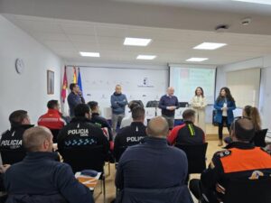 Más de veinte miembros de equipos de intervención en emergencias reciben capacitación en reanimación cardiopulmonar y uso de desfibriladores automáticos.