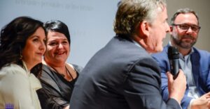 Presentación del libro ‘El Teatro en Tomelloso’ de Mercedes González: Un éxito multitudinario en el López Torres