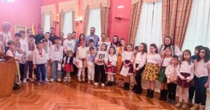 Comunidad Rumana en Tomelloso Celebra la Navidad con Villancicos en el Ayuntamiento; El Alcalde les da la Bienvenida