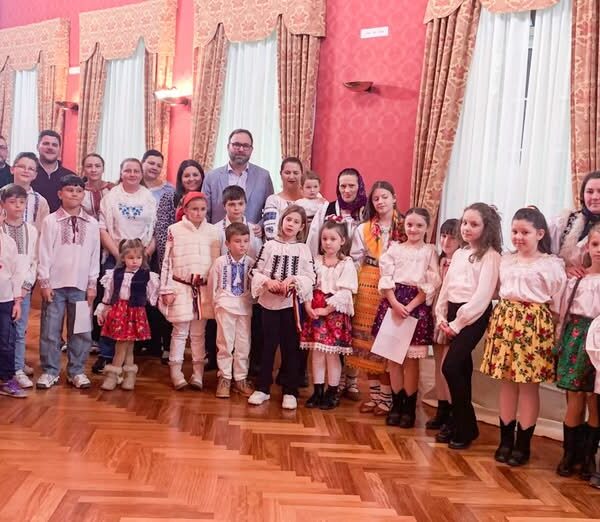 Comunidad Rumana en Tomelloso Celebra la Navidad con Villancicos en el Ayuntamiento; El Alcalde les da la Bienvenida