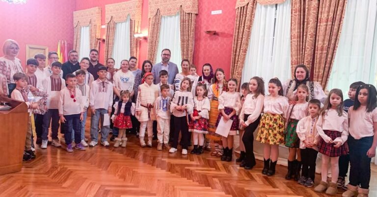 Comunidad Rumana en Tomelloso Celebra la Navidad con Villancicos en el Ayuntamiento; El Alcalde les da la Bienvenida