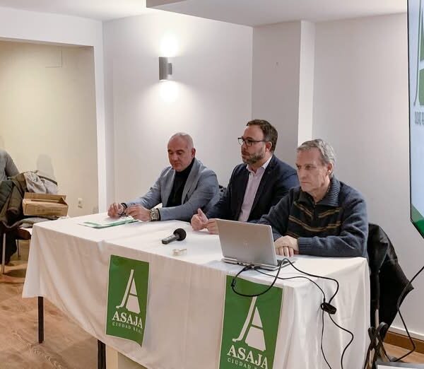 El Alcalde Refuerza Su Apoyo al Sector Agrario durante la Asamblea Informativa de ASAJA, Haciendo Especial Énfasis en los Viticultores