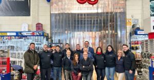 El alcalde de Tomelloso, Javier Navarro, celebra el 35 aniversario de la empresa Tofer con una visita a sus instalaciones