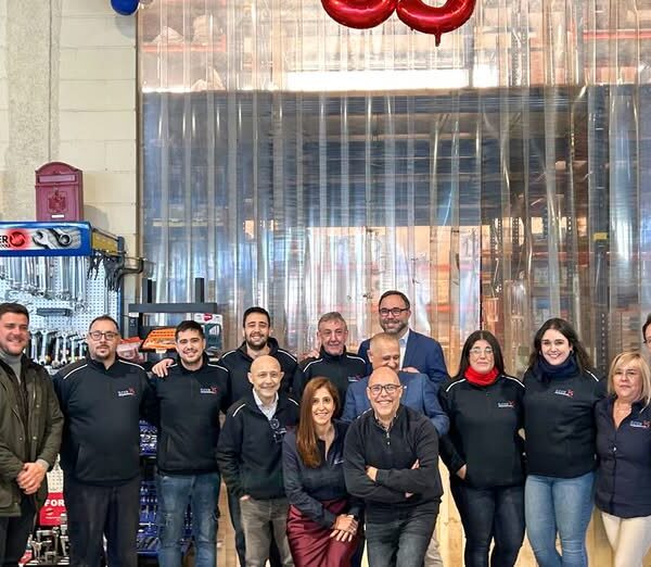 El alcalde de Tomelloso, Javier Navarro, celebra el 35 aniversario de la empresa Tofer con una visita a sus instalaciones