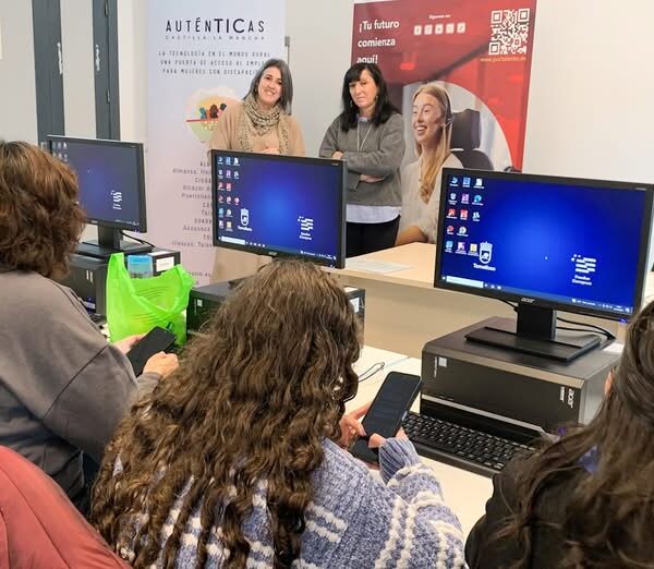 Elena Villahermosa Clausura un Curso de Competencias Digitales para Mujeres, Promovido por INSERTA Empleo