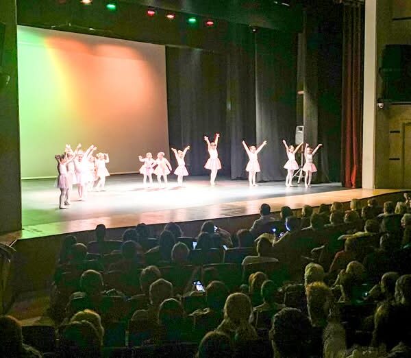 Exitosa Tercera Edición del Festival Navideño contra el Cáncer en el Teatro Municipal: Agradecimiento del Alcalde a la Junta Local