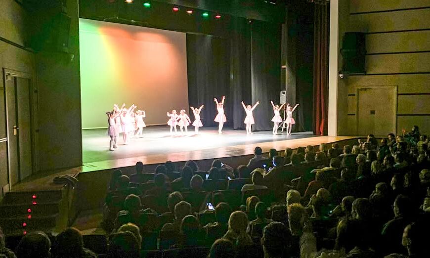 Exitosa Tercera Edición del Festival Navideño contra el Cáncer en el Teatro Municipal: Agradecimiento del Alcalde a la Junta Local
