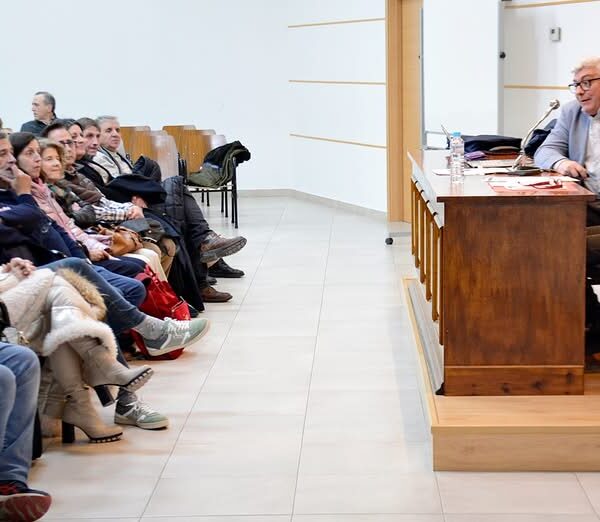 Explorando la Historia y Legado Espiritual y Artístico de las Capillas: Revelaciones de la Conferencia en el Centro Parroquial