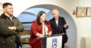 Inauguración de la Exposición ‘Historia de la Lotería en Tomello’ por la Concejal de Cultura, Inés Losa, y el Coleccionista Local, Ángel Morales