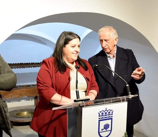 Inauguración de la Exposición ‘Historia de la Lotería en Tomello’ por la Concejal de Cultura, Inés Losa, y el Coleccionista Local, Ángel Morales