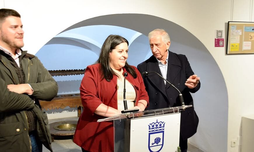 Inauguración de la Exposición ‘Historia de la Lotería en Tomello’ por la Concejal de Cultura, Inés Losa, y el Coleccionista Local, Ángel Morales