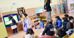 La Escuela Infantil Lorencete estrena nueva pantalla interactiva adaptada para niños pequeños