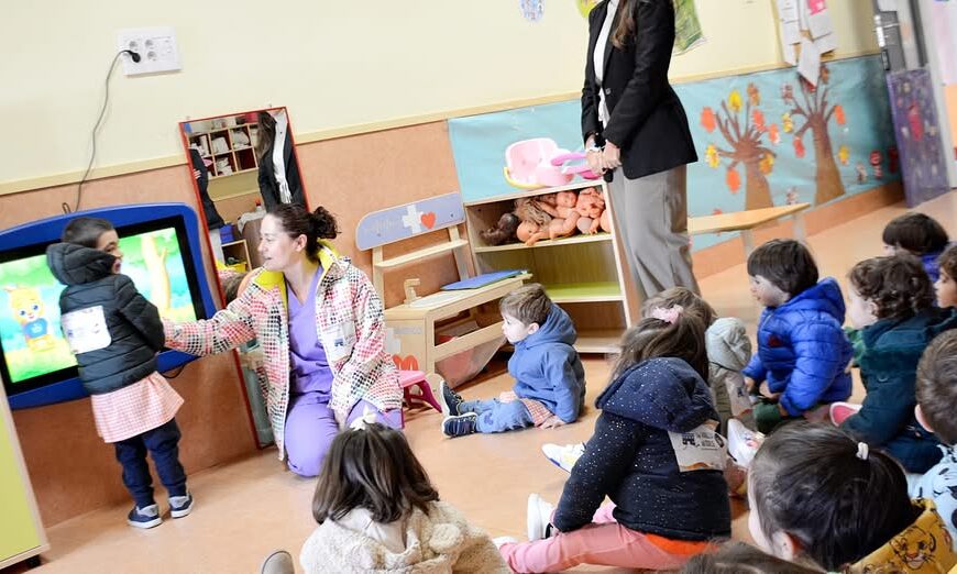 La Escuela Infantil Lorencete estrena nueva pantalla interactiva adaptada para niños pequeños