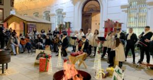 La III Zambomba de Villancicos Sumergió la Plaza de España en un Festivo Ambiente Flamenco