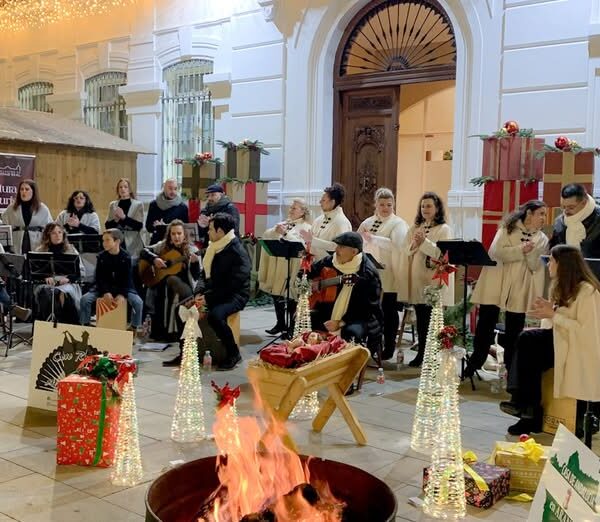 La III Zambomba de Villancicos Sumergió la Plaza de España en un Festivo Ambiente Flamenco