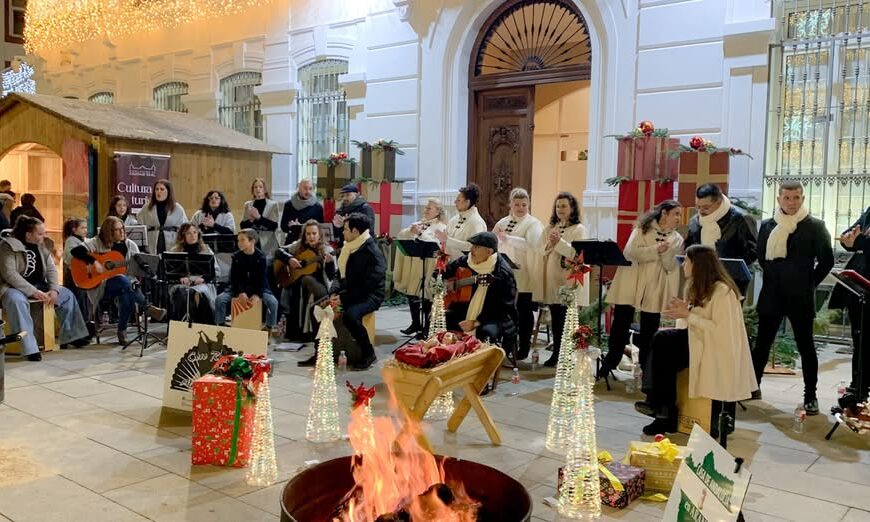 La III Zambomba de Villancicos Sumergió la Plaza de España en un Festivo Ambiente Flamenco
