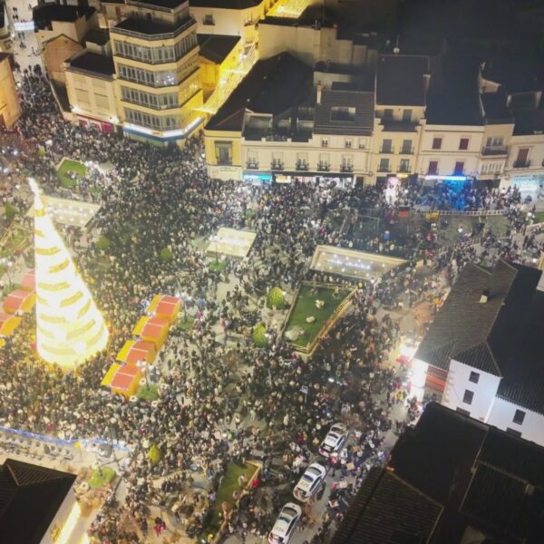 La Plaza de España en Tomelloso, Llena de Luz y Alegría: Una Noche Inolvidable de Encuentro y Festejos