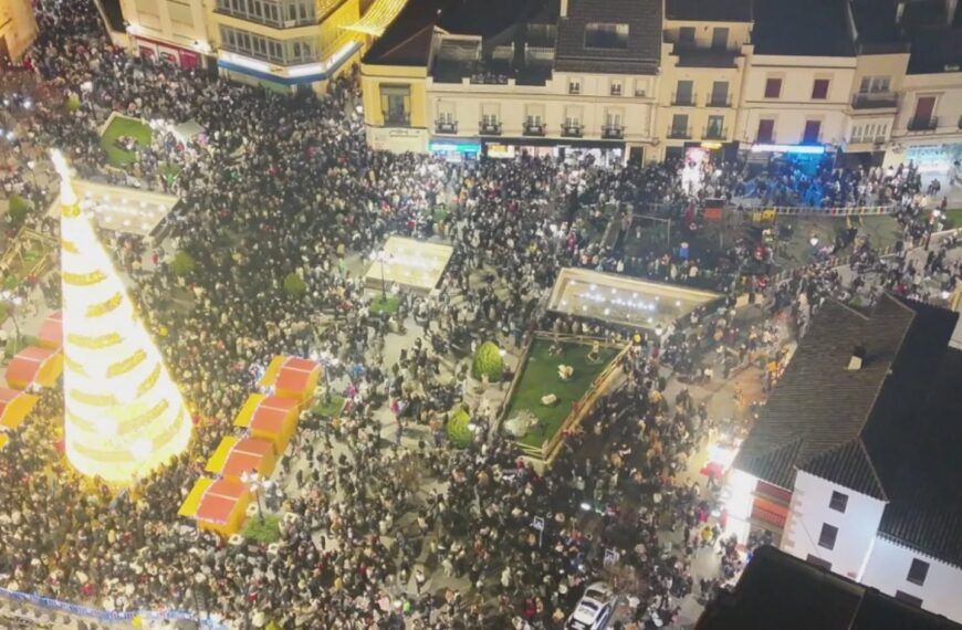 La Plaza de España en Tomelloso, Llena de Luz y Alegría: Una Noche Inolvidable de Encuentro y Festejos
