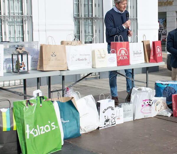 La Plaza de España se ilumina con el tradicional sorteo del Mileurazo, un destacado evento de la campaña navideña de apoyo