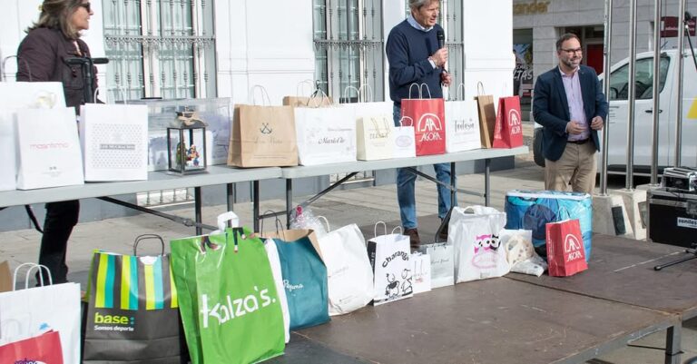 La Plaza de España se ilumina con el tradicional sorteo del Mileurazo, un destacado evento de la campaña navideña de apoyo