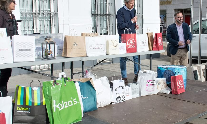 La Plaza de España se ilumina con el tradicional sorteo del Mileurazo, un destacado evento de la campaña navideña de apoyo
