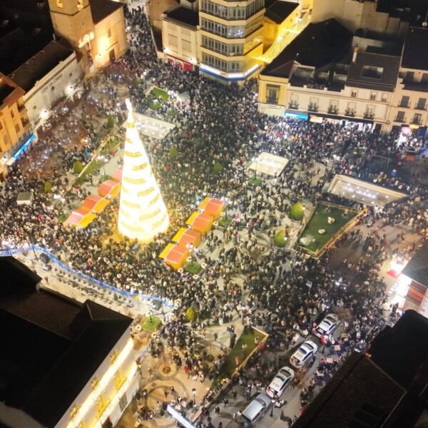 Tomelloso Brilla con Luz Propia: Noche Espectacular en Plaza de España Reúne a Miles de Personos