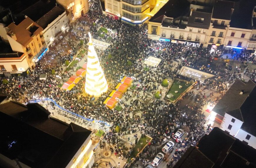 Tomelloso Brilla con Luz Propia: Noche Espectacular en Plaza de España Reúne a Miles de Personos